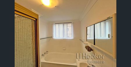 SPACIOUS RESIDENCE WITH OVERSIZED GARAGE - Photo 5