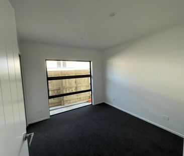 Modern and sunny three-bedroom home - Photo 3