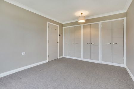 3 bedroom house to rent The Crescent, Pendleton Road, Redhill, Surrey, RH1 - Photo 3