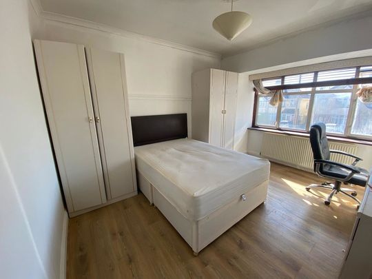 Stamford Close, Southall - Photo 1