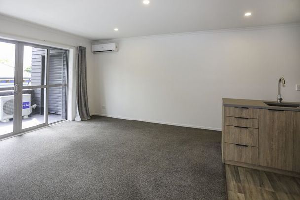 Inner City Apartment – Refurbished 3 bedroom, 1 bathroom - Photo 1