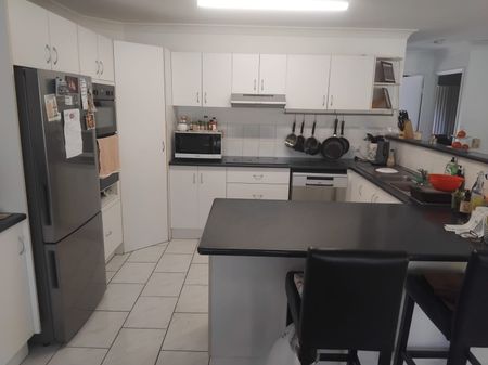 One Master Bedroom fully furnished with full ensuite. - Photo 5