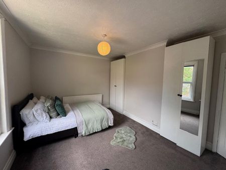 4 bedroom semi-detached house to rent - Photo 4