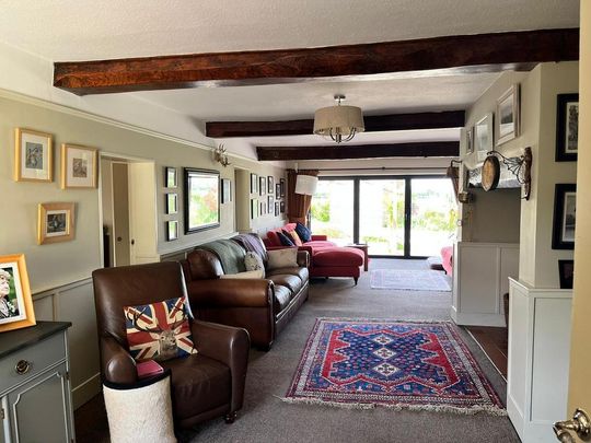 4 bedroom character property to rent - Photo 1