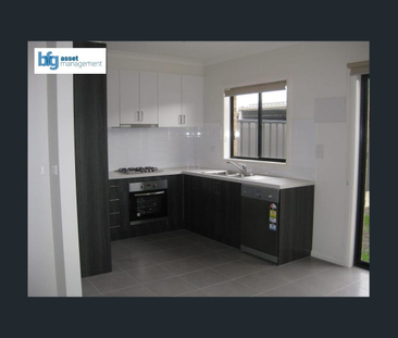 Modern & Low-Maintenance 2-Bedroom Townhouse in Prime Location - Photo 4