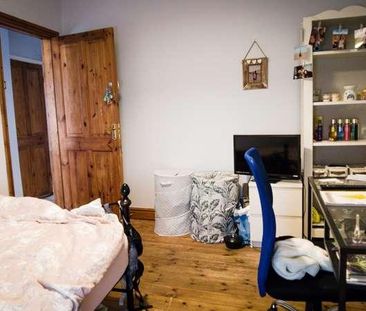 Charming Bedroom House, LN5 - Photo 1