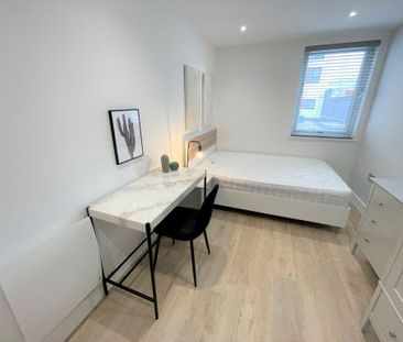 1 bedroom in a house share to rent - Photo 2