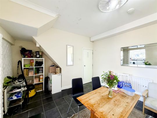 Room For Rent Queen Street, Pontypridd - Photo 1