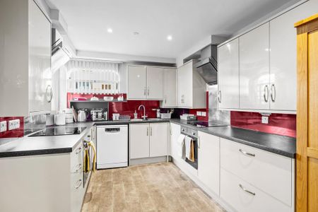 1 bedroom in a house share to rent - Photo 2