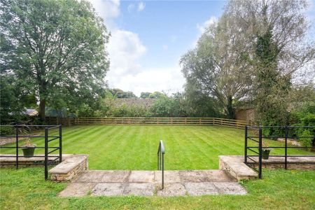 Handsome Farmhouse in the Quaint Village of Maugersbury. - Photo 3