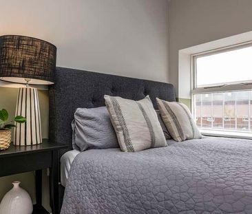 Beautiful Bedroom Apartment // Available August, LN5 - Photo 2