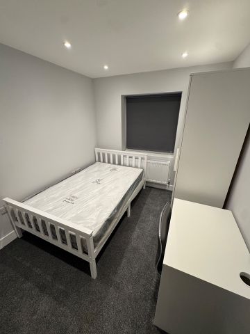 Room in a Shared House, Middle Street, SO14 - Photo 3