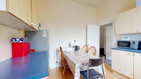 3 bedroom flat to rent - Photo 4