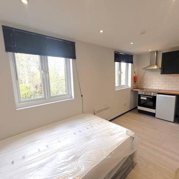 Raymond Crescent , Guildford, GU2 - Photo 1