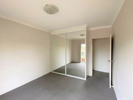 Spacious 2 Bedroom Apartment with lock up garage! - Photo 2