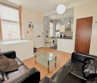 4 bedroom House in Crossfield Street, Leeds - Photo 4