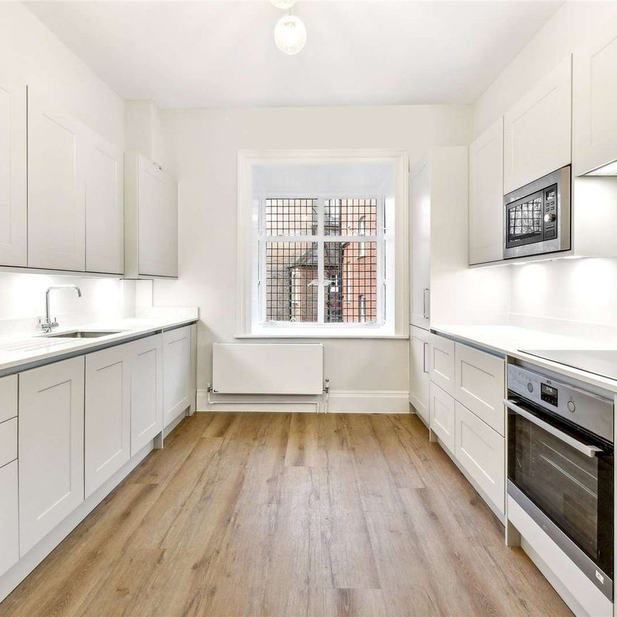 A wonderful all newly refurbished three bedroom duplex - Photo 1