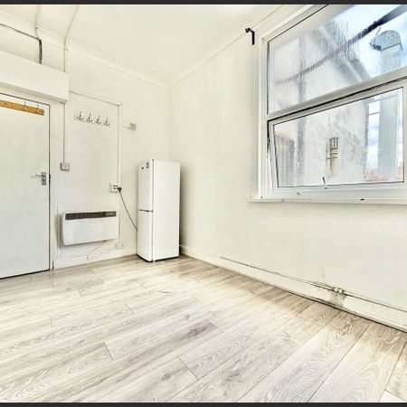 Studio Flat, Romford Road, E7 - Photo 4
