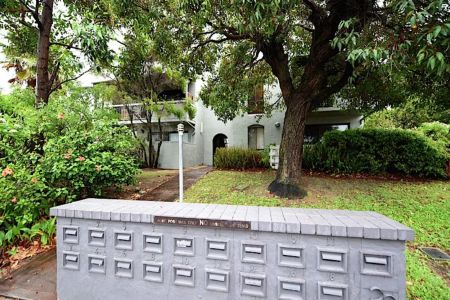 Charming 2-Bedroom Ground Floor Unit with Private Courtyard - Photo 3