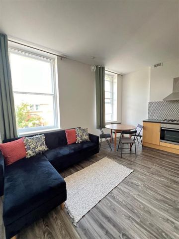 3 bedroom flat to rent - Photo 4