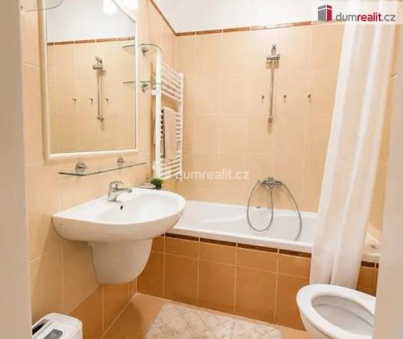 Krásný světlý byt 2+kk ve druhém patře novostavby v Dolních Chabrech - Photo 5