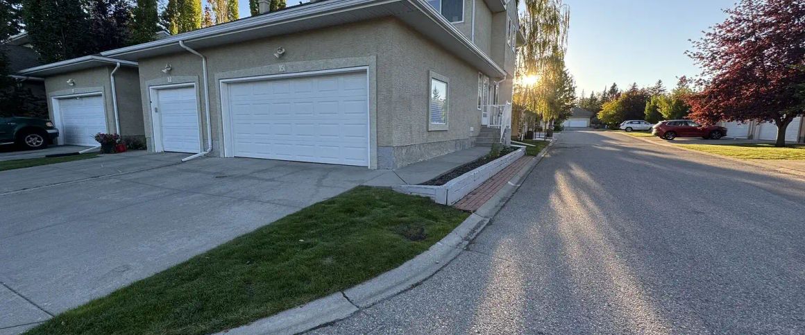 Updated 3-Bed Townhome with Double Garage + Driveway in Cedarbrae — 3 Bedrooms Townhouse - Photo 1