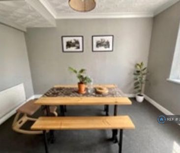 3 bedroom flat to rent - Photo 6