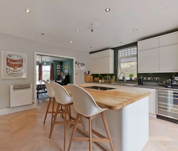 A substantial six-bedroom detached family home with spacious living... - Photo 6