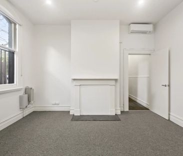 Prime Richmond Living – Hidden Gem in a Coveted Street! - Photo 2