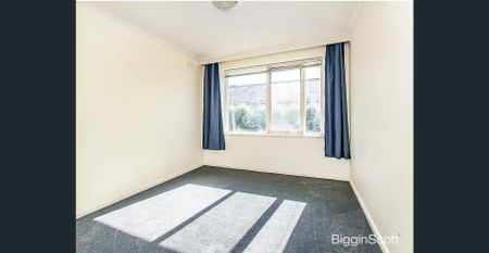 Spacious Three Bedroom Apartment Moments from Gardiner Station - Photo 3