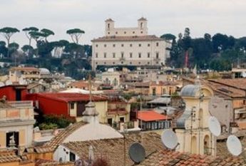 Attic-Spagna: 250mq. Duplex Penthouse located in 15th century Historical Building. Large double living room with fireplace, study, 3 bedrooms, 3 baths, spectauclar entertaining room with 360° views of antique Rome, rooftops and Cupoa’s. Ref #120