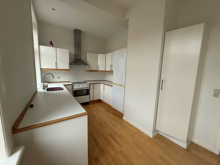 Super fin 2-værelses med lille altan midt i gådagen. - Photo 2