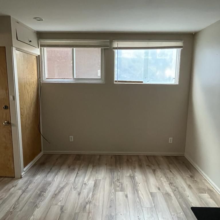 Pet Friendly, 2 Bedroom, Private Laundry, Shared Yard!! - Photo 1