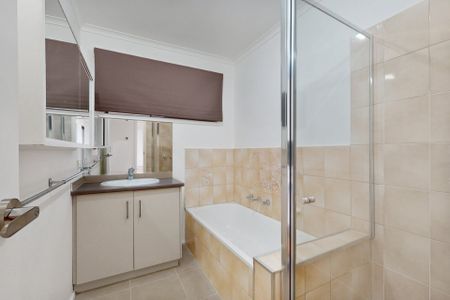 Spacious Family Home with Modern Features and Prime Location - Photo 3