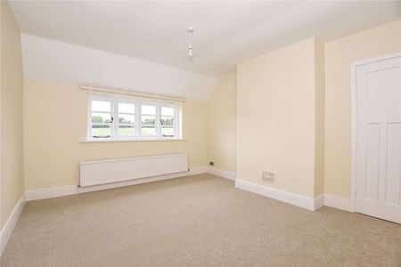 A beautifully presented family home situated within the popular location of Micheldever Station. - Photo 3