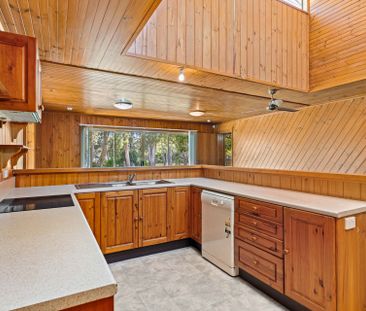 Family beach house quietly set in a sought-after enclave - Photo 3