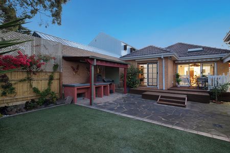 Well-Positioned Family Charmer - 4 Bedrooms & 2 Bathrooms! - Photo 2
