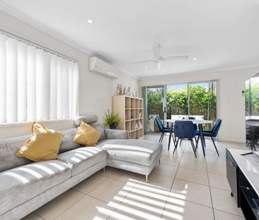 Spacious & Modern Townhouse in Prime Location - Photo 2