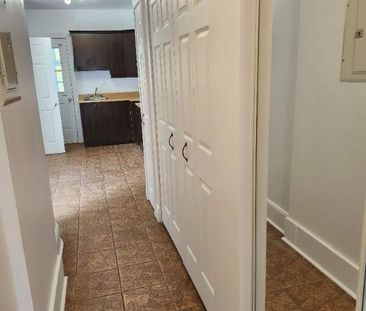 Beau 3 1/2 bien éclairé! - Photo 1