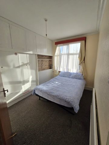 5 Bed Semi-Detached House, Berkshire Gardens, N13 - Photo 2