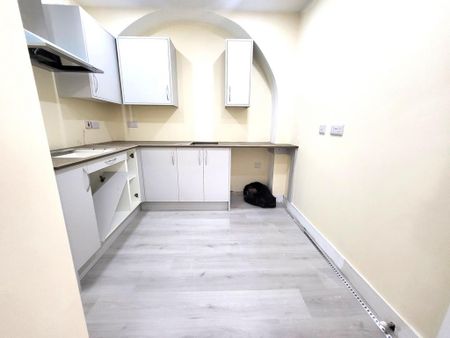 3 bedroom flat to rent - Photo 2
