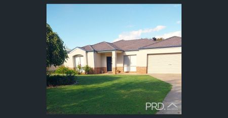 LARGE 4 BEDROOM HOME - Photo 5