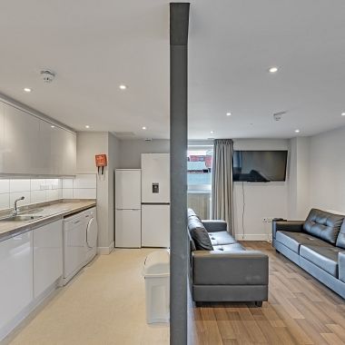 Modern 6-Bedroom, 6-Bathroom City Centre Apartment - New Build Near Hallam University - Photo 1