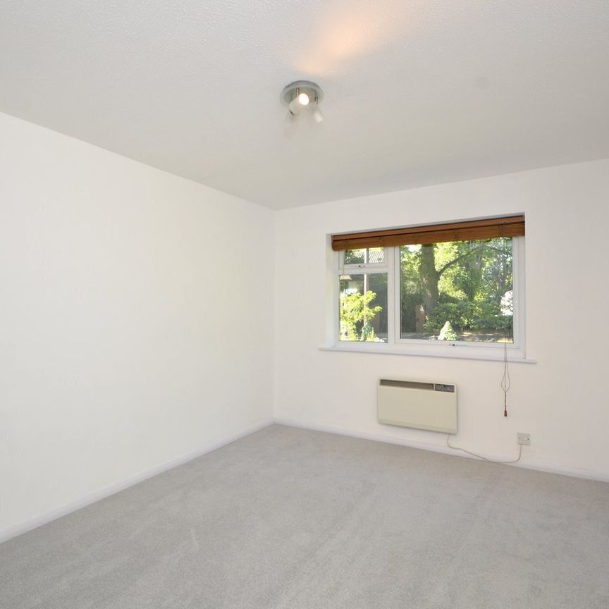 Elgin Road, Weybridge, KT13 - Photo 1