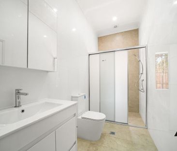 Beautifully Renovated Two Bedroom Apartment - Photo 1