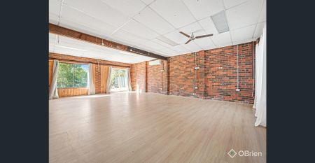 SPACIOUS FAMILY ENTERTAINER WITH POOL & STUDIO - Photo 2