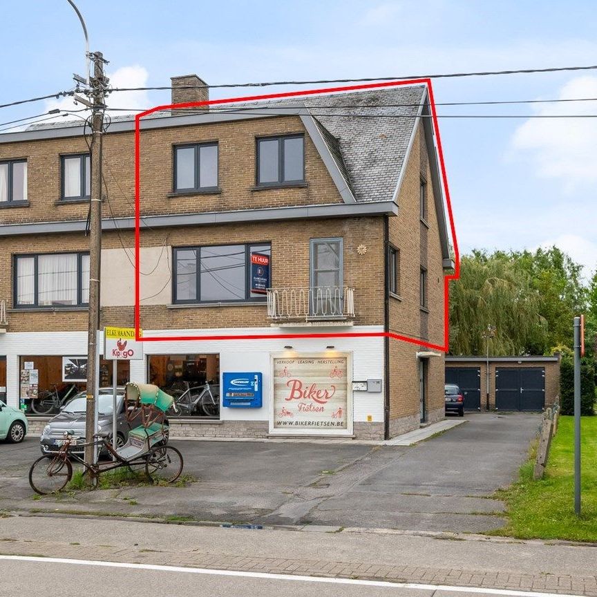 Ruim gerenoveerd duplex appartement met tuin, garage en 3 slaapkamers te Drongen. - Foto 1