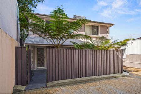 Freshly painted townhouse - Photo 4