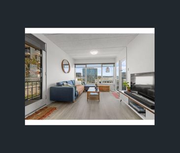 Stylish Coastal Apartment with Balcony & Furnished Comfort - Photo 4