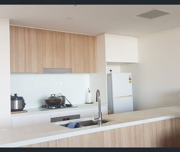 Stylish 2-Bedroom Apartment with City Views in Homebush - Photo 3
